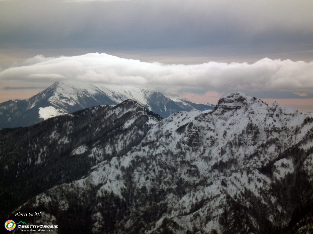 26 Vista verso il Pizzo Formico in primo piano e il Monte Gugliemo dietro.JPG